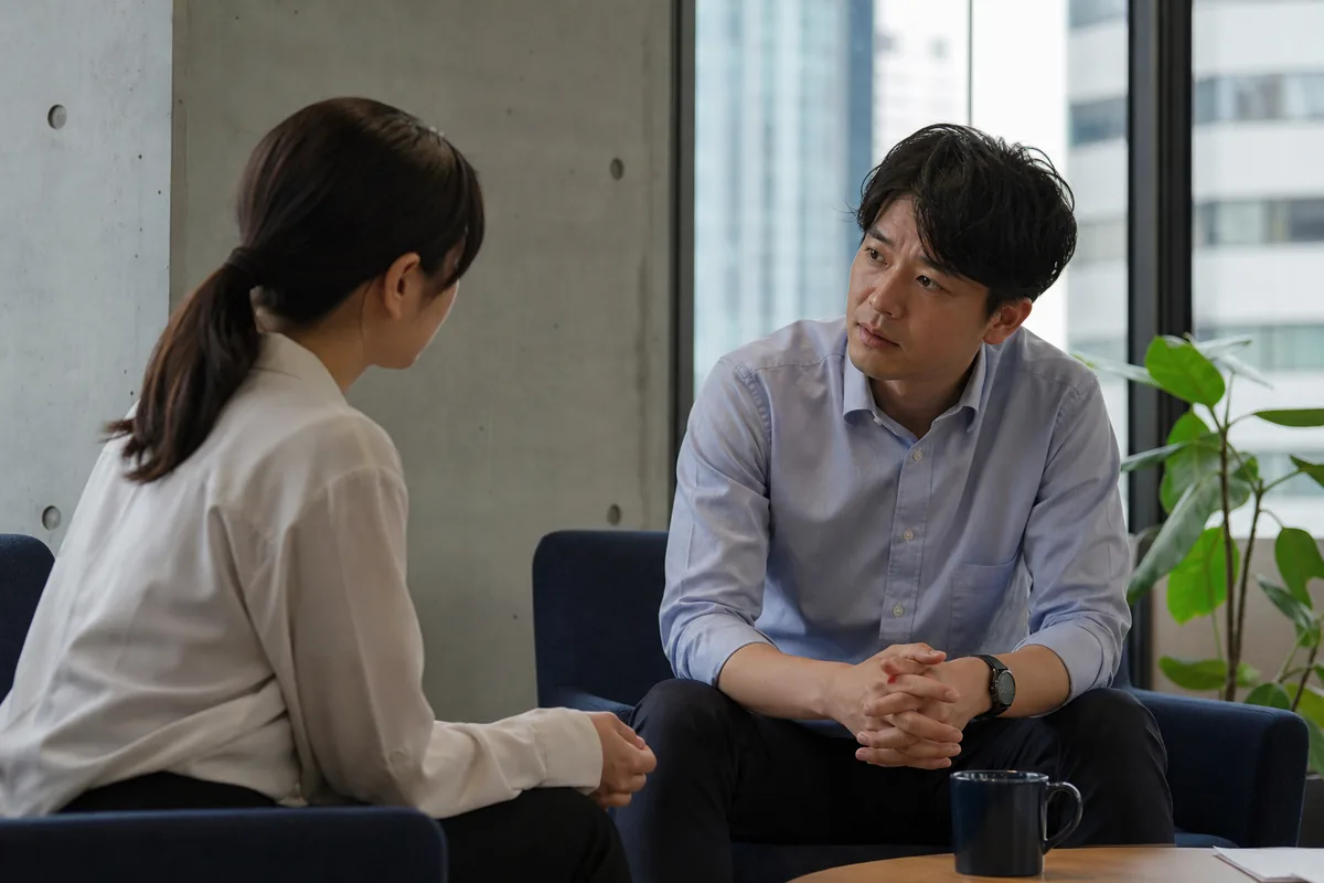 自分の行動が与えた影響を、後から同僚へ確認する人物