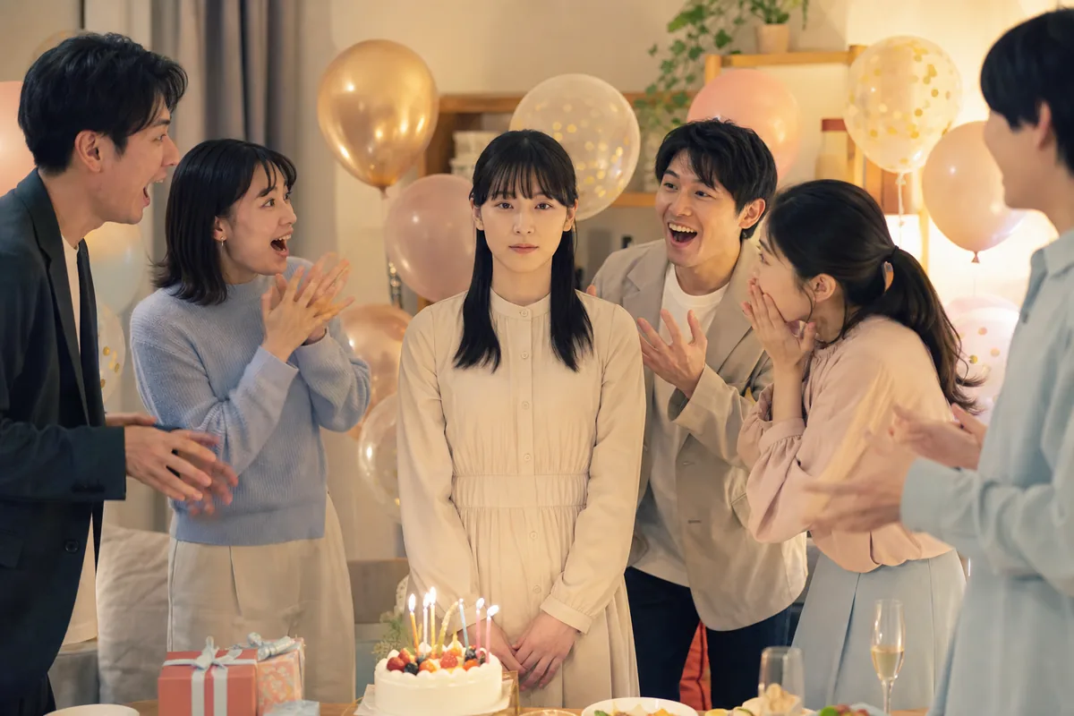 にぎやかな祝福の中心で、感情をほとんど見せない人物